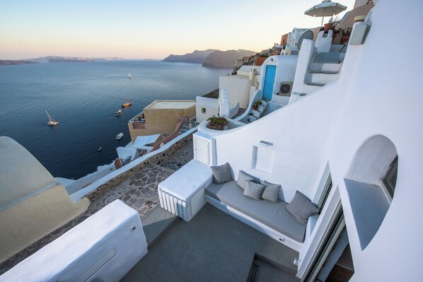 Front of property - Cave Villa Valente (Santorini)