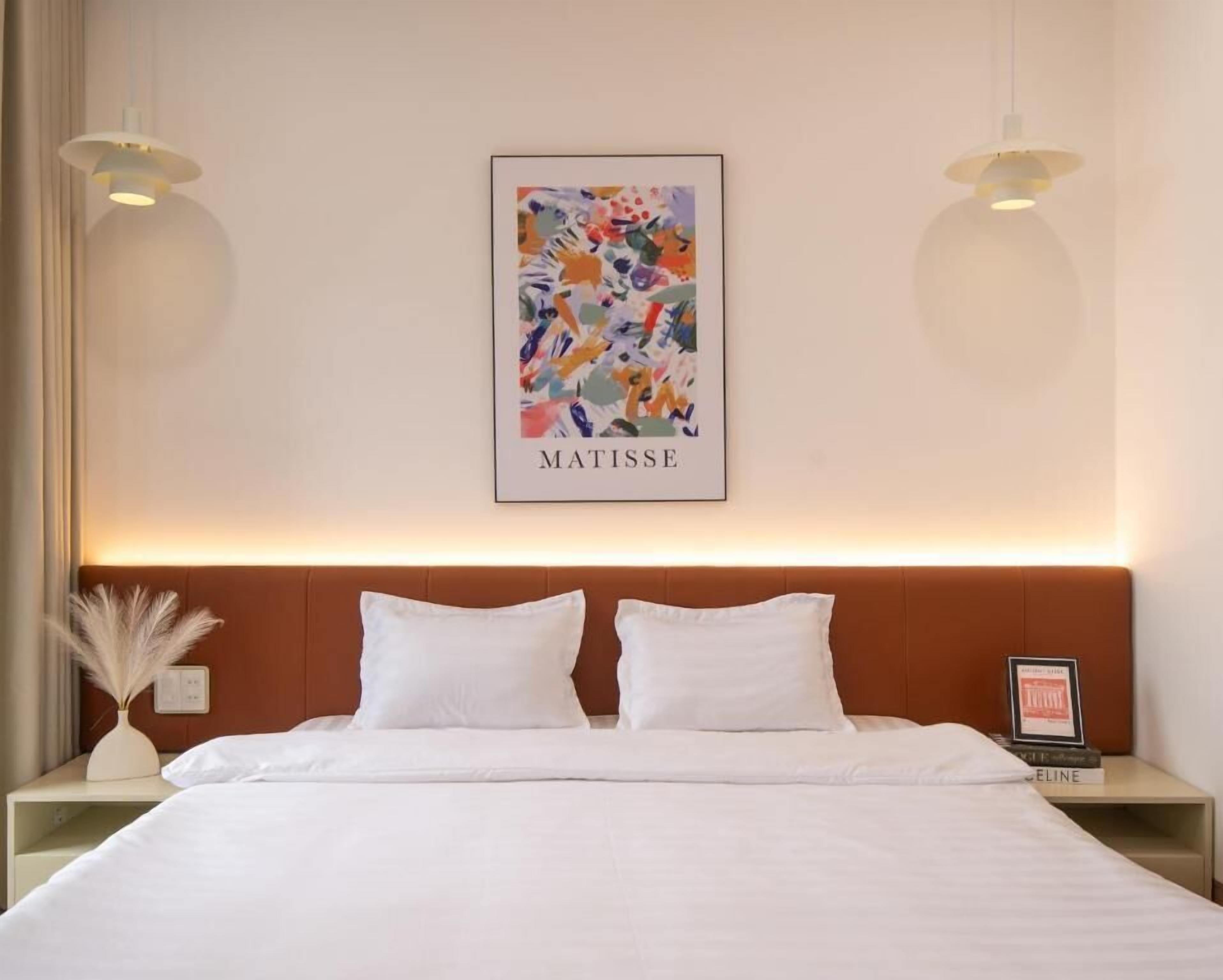 Desk, laptop workspace, iron/ironing board, free WiFi