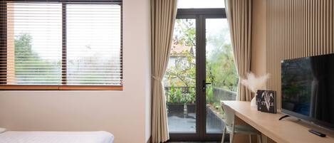 Suite, balkong, byutsikt | Skrivebord, skrivebord for bærbar PC og strykejern/-brett