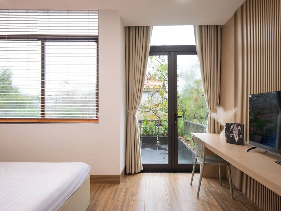 Suite, balcon, vue ville | Bureau, espace de travail pour ordinateur portable