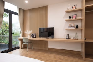 Suite, balcón, vistas a la ciudad | Escritorio y espacio para trabajar con un portátil