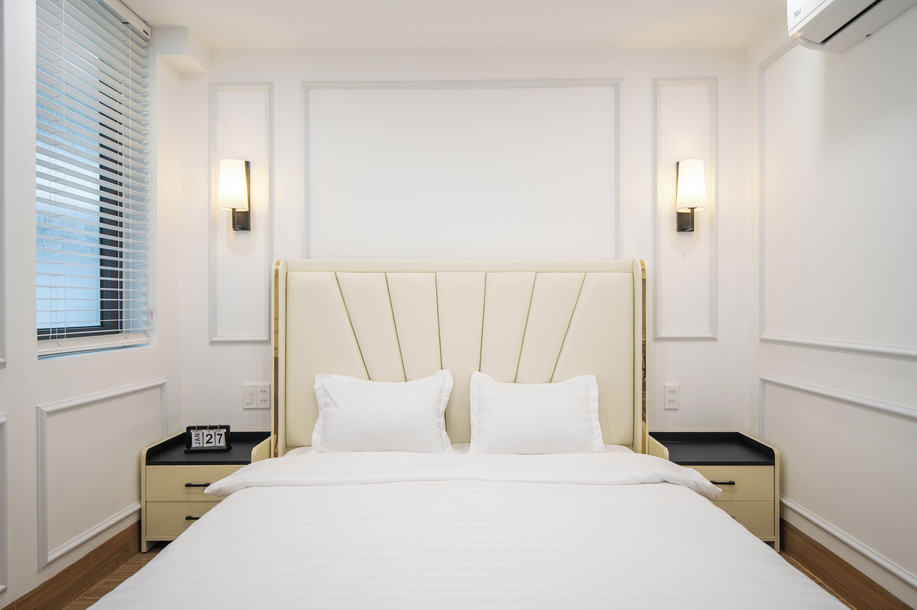 Escritorio y espacio para trabajar con laptop 