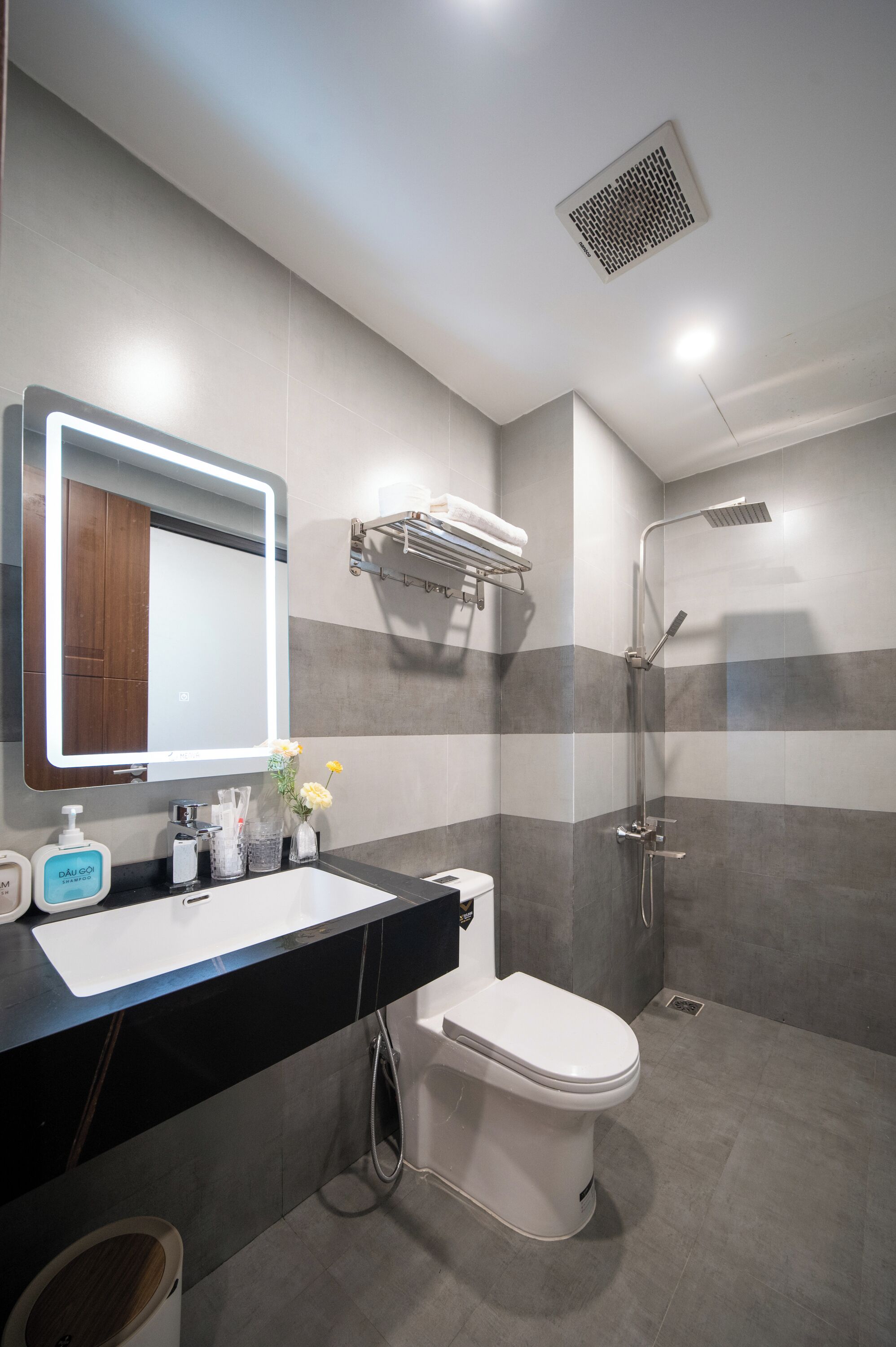 Suite, balcón, vista a la ciudad | Baño | Secadora de cabello, pantuflas, toallas, jabón 