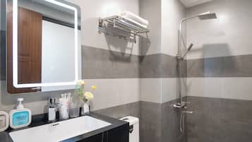 Suite, balcón, vista a la ciudad | Baño | Secadora de cabello, pantuflas, toallas, jabón