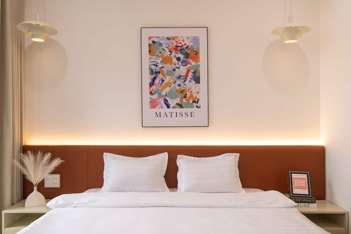 Escritorio y espacio para trabajar con laptop