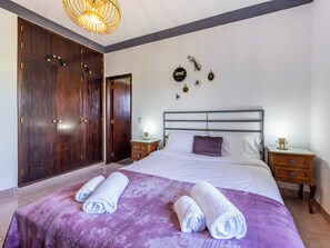 3 slaapkamers, een strijkplank/strijkijzer, reisbedje, wifi