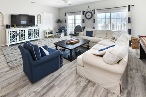 TV - Oceanview 5 BR Beach House with a Heated Private Pool! Irish Riviera (Surfside Beach)