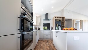 Cabin | Private kitchen | Fridge, microwave, oven, stovetop - Tranquil Woodland Lodge Retreat in Lincolnshire (Woodhall Spa)