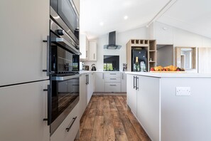 キャビン | 専用キッチン | 冷蔵庫、電子レンジ、オーブン、コンロ