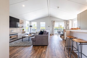Living area - Tranquil Woodland Lodge Retreat in Lincolnshire (Woodhall Spa)