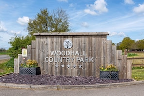 Property grounds - Tranquil Woodland Lodge Retreat in Lincolnshire (Woodhall Spa)
