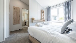 Cabin | 2 bedrooms, iron/ironing board, free WiFi, bed sheets - Tranquil Woodland Lodge Retreat in Lincolnshire (Woodhall Spa)