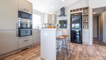 Cabin | Private kitchen | Fridge, microwave, oven, stovetop