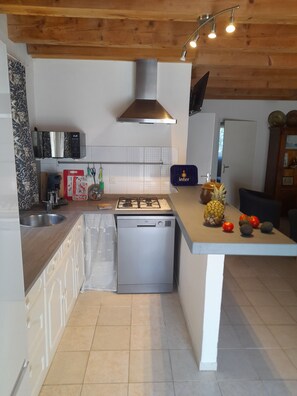 Kylskåp, mikrovågsugn, spishäll och diskmaskin