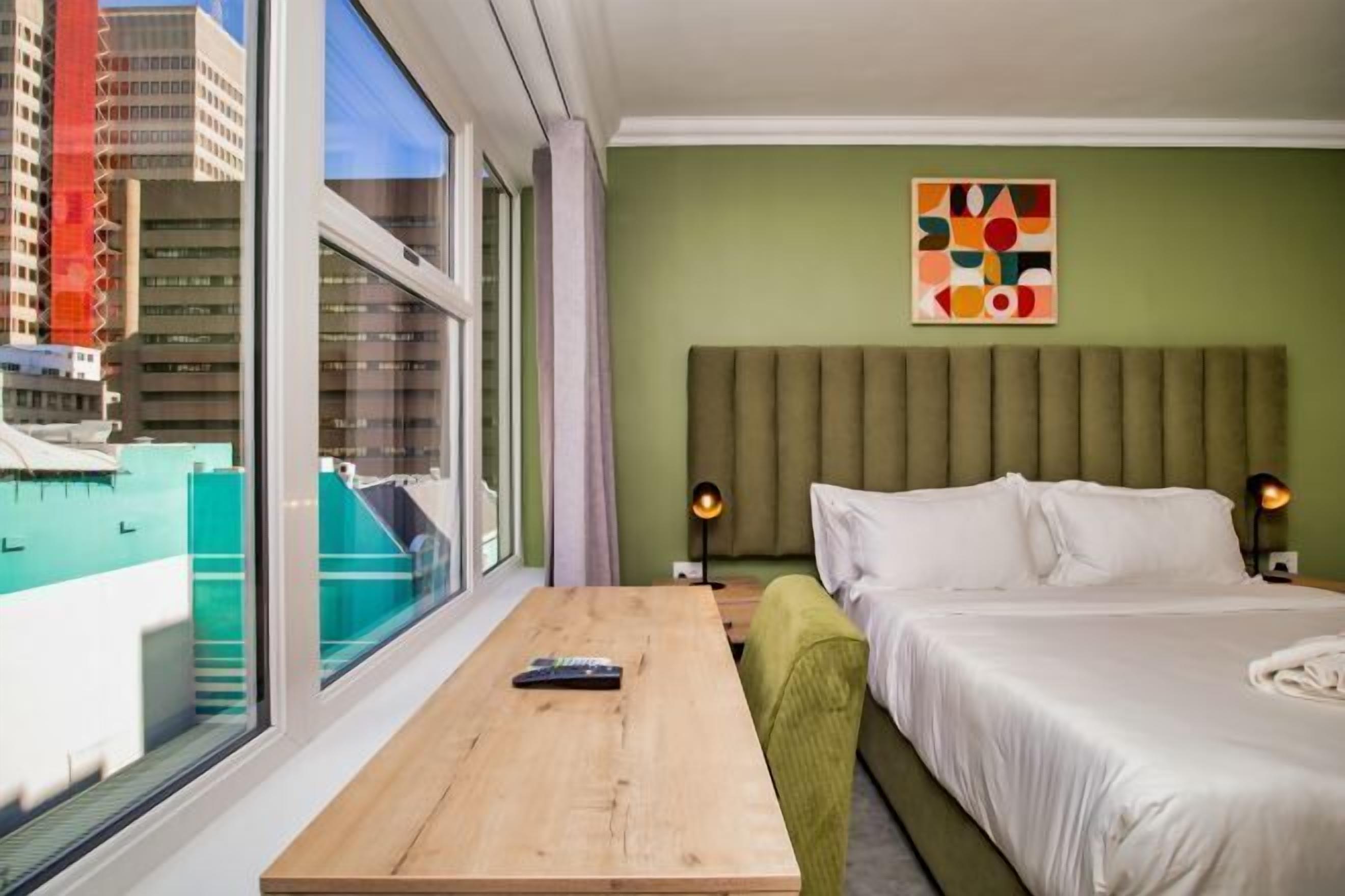 Safe på rommet, skrivebord og skrivebord for bærbar PC