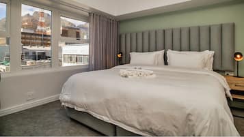 Camera d'albergo con un letto grande, vista sulla città e design moderno.