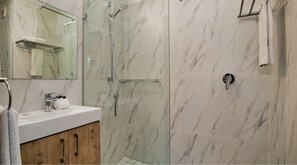 Phòng đôi Tiêu chuẩn, không hút thuốc | Phòng tắm | Buồng tắm vòi sen, máy sấy tóc, khăn tắm, xà phòng 