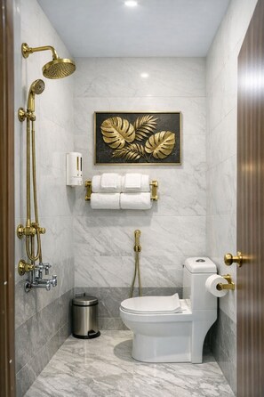 Kostenlose Toilettenartikel, Hausschuhe, Handtücher, Seife