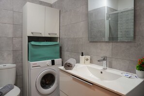 Shower, hair dryer, towels