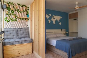 Een strijkplank/strijkijzer, reisbedje, gratis wifi, beddengoed