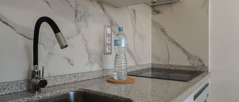 Refrigerador, microondas, cafetera y tetera y tetera eléctrica