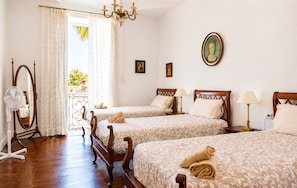 3 habitaciones, tabla de planchar con plancha y cuna de viaje