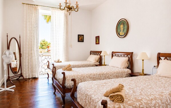 3 habitaciones, tabla de planchar con plancha y cuna de viaje