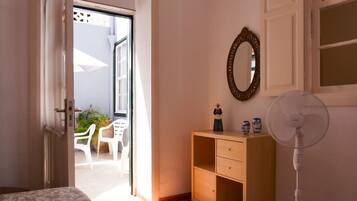 3 slaapkamers, een strijkplank/strijkijzer, reisbedje, gratis wifi