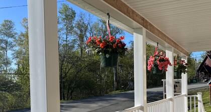 Bears Den Lodge B & B Room 2