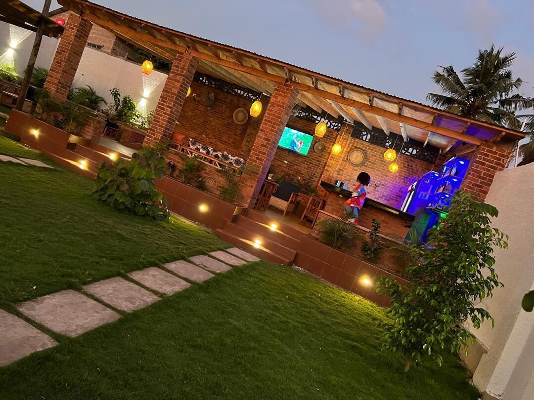 办公桌、笔记本电脑工作区、免费 WiFi