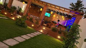 Desk, laptop workspace, free WiFi