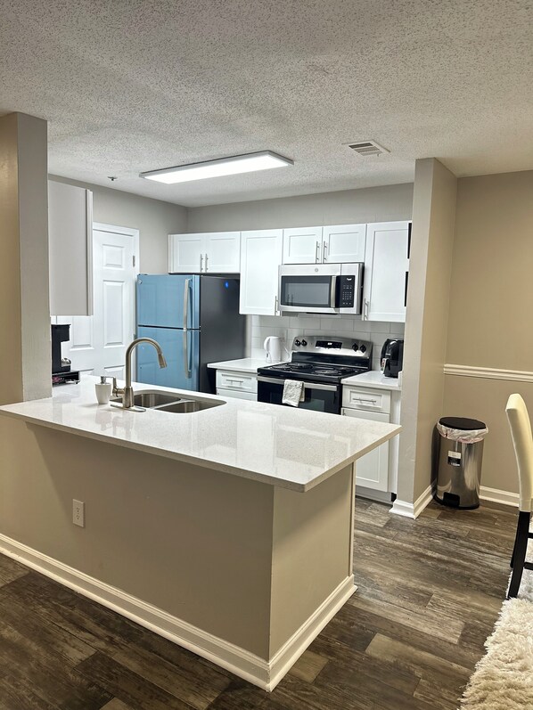 Microwave, oven, stovetop, dishwasher - Chic 2-bedroom with fitness room, WiFi in delightful Marietta (Marietta)