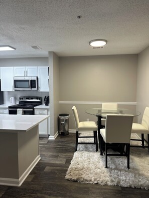 Dining - Chic 2-bedroom with fitness room, WiFi in delightful Marietta (Marietta)