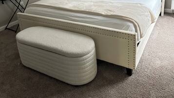 2 bedrooms, iron/ironing board, WiFi, bed sheets