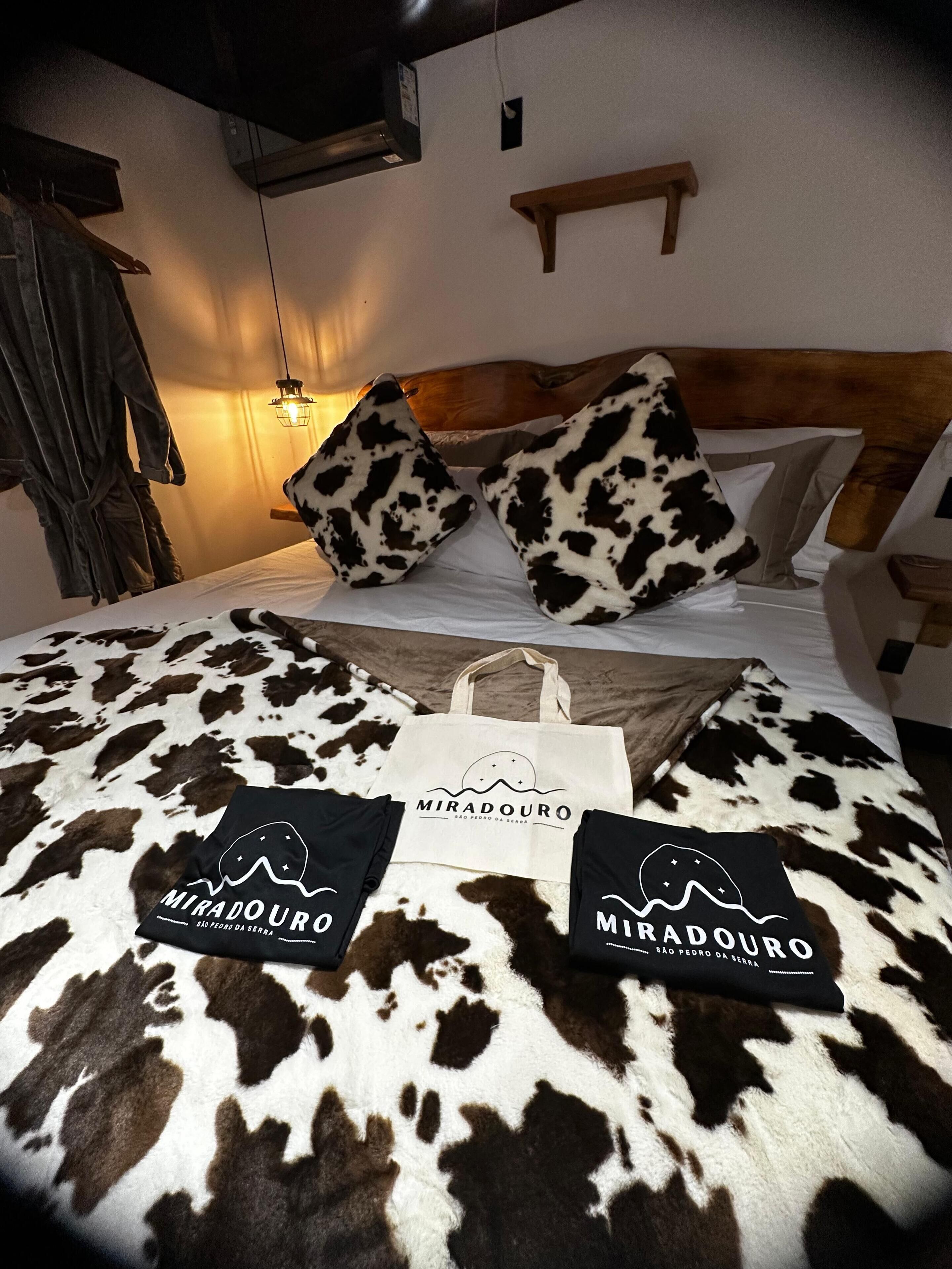 Nhà gỗ Deluxe, 1 giường cỡ king, quang cảnh núi | 1 phòng ngủ, bộ trải giường bằng vải cotton Ai Cập 