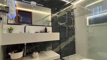 Suíte luxo, 1 cama Queen, banheiro privativo | Banheiro | Produtos de toalete grátis, secador de cabelo, roupões de banho, bidê