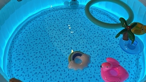 Uma piscina inflável com interior azul, um anel verde e dois brinquedos infláveis.