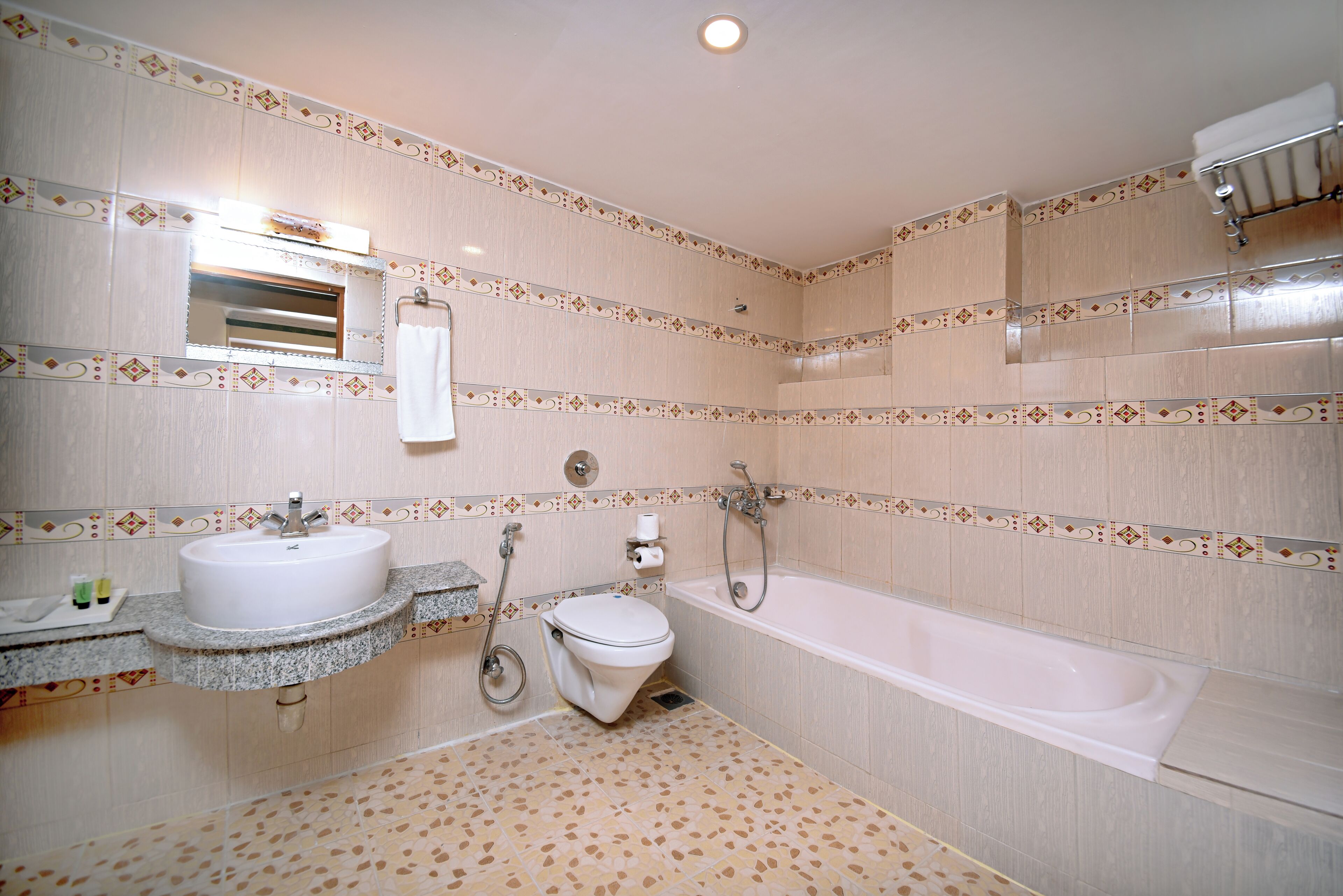 Ein Badezimmer mit Waschbecken, Toilette und Badewanne.