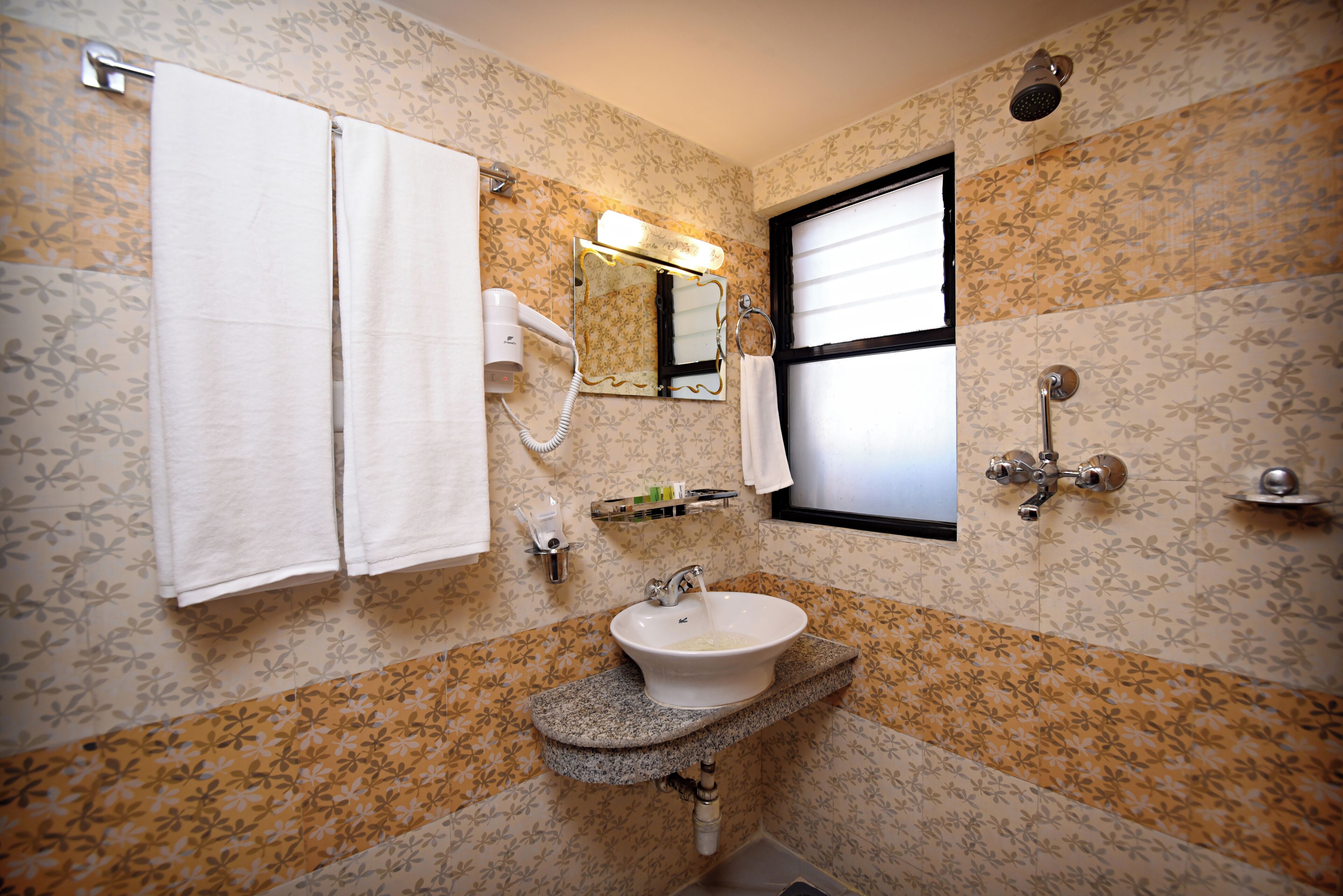 Ein Badezimmer mit Waschbecken, Spiegel und Handtuchhalter.