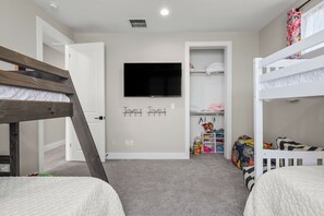5 bedrooms, travel crib, WiFi, bed sheets