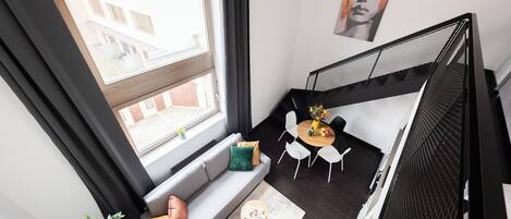 Classic-Apartment, Balkon, Stadtblick | Wohnbereich | 50-Zoll-LED-Fernseher mit Kabelempfang