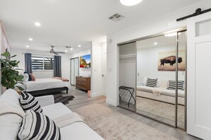 3 Schlafzimmer, Schreibtisch, Bügeleisen/Bügelbrett, Reisekinderbett