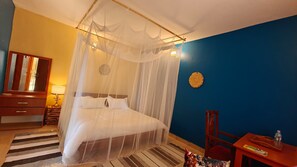 Quarto casal luxo, vista para o lago | Escrivaninha, espaço de trabalho para notebook, Wi-Fi de cortesia