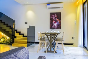 Royal-Chalet | Essbereich im Zimmer