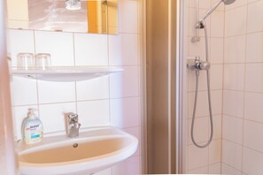 Shower, towels, soap, toilet paper - Double room with terrace in the center of the Wildschönau (Niederau)