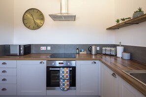 Kühlschrank, Mikrowelle, Ofen, Wasserkocher mit Kaffee-/Teezubehör