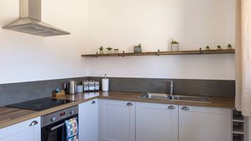 Fridge, microwave, oven, coffee/tea maker