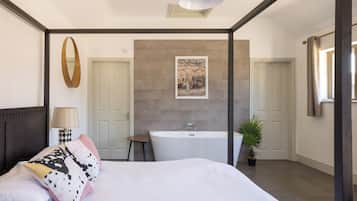 Tabla de planchar con plancha, cuna de viaje, wifi y ropa de cama