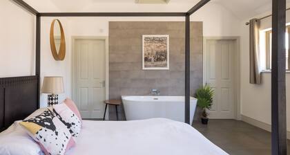 Stylish Studio, courtyard views, countryside location, 20 mins to Cambridge