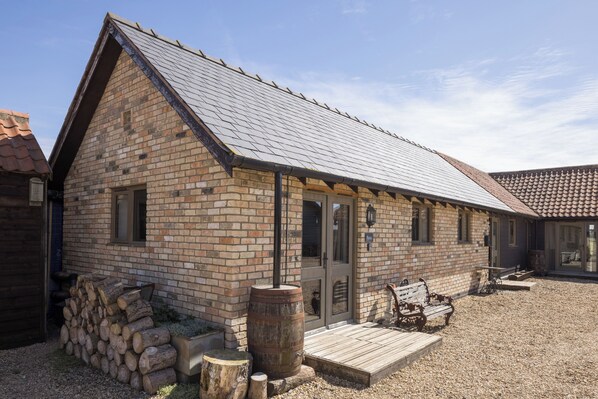 Exterior - Stylish Studio, courtyard views, countryside location, 20 mins to Cambridge (Royston)